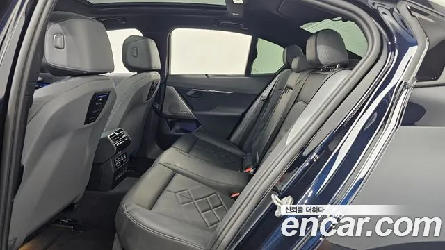 BMW 5-Series 5 серия (G60) 530i xDrive M Sport — Фото автомобиля 24