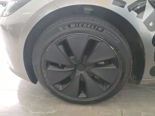 Tesla Model 3 — Фото автомобиля 22