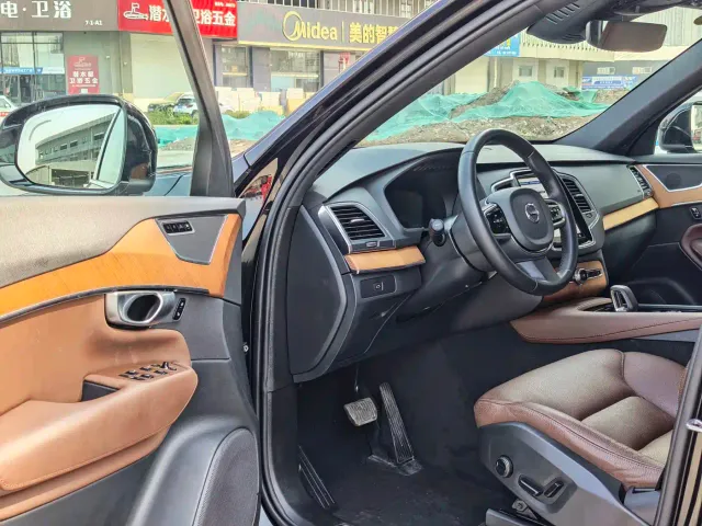 Volvo XC90 — Фото автомобиля 6