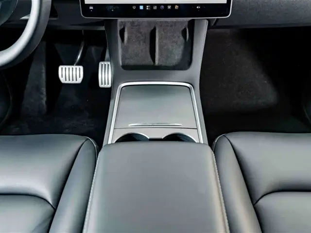 Tesla Model Y — Фото автомобиля 14