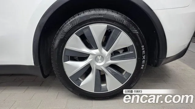 Tesla Model Y — Фото автомобиля 18