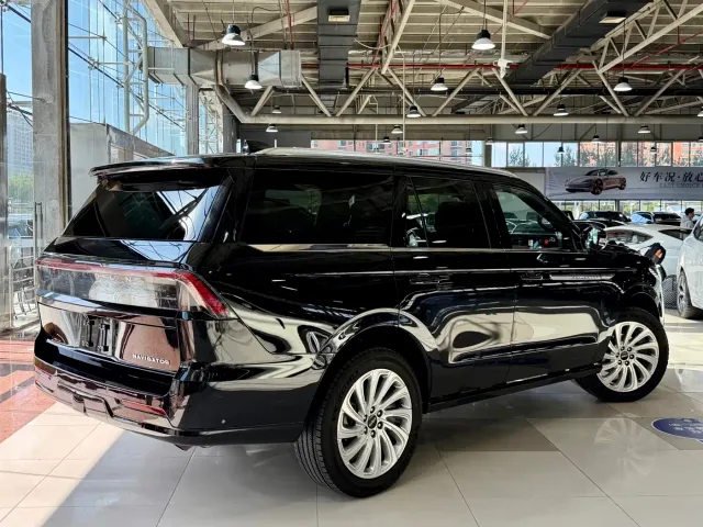 Lincoln Navigator — Фото автомобиля 30