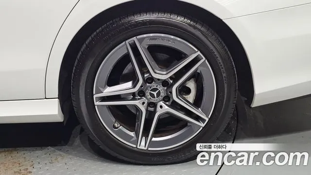 Mercedes-Benz E-Class — Фото автомобиля 6