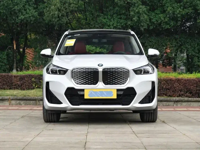 BMW iX1 — Фото автомобиля 2