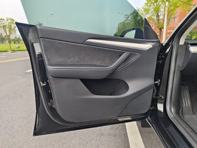 Tesla Model Y — Фото автомобиля 20