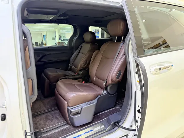 Toyota Sienna — Фото автомобиля 9