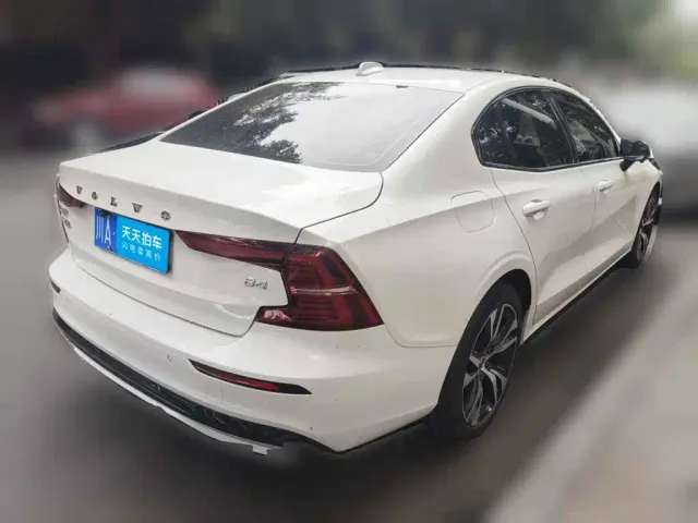 Volvo S60 — Фото автомобиля 2