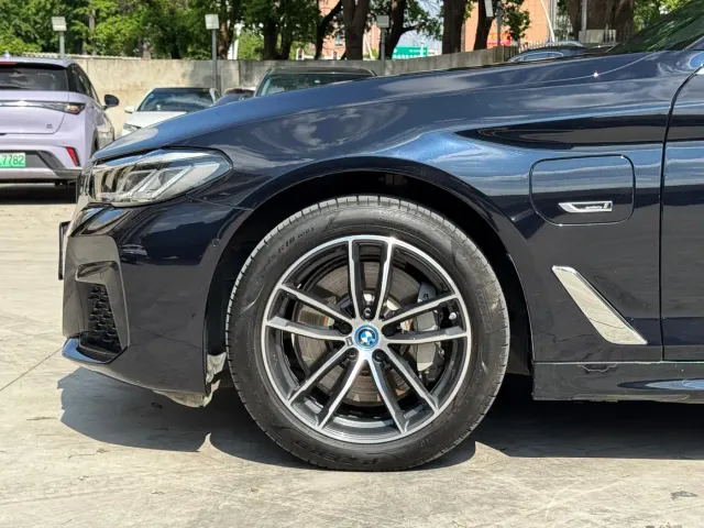 BMW 5 Series — Фото автомобиля 17