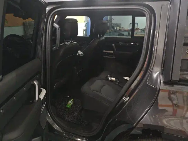 Land Rover Defender — Фото автомобиля 8