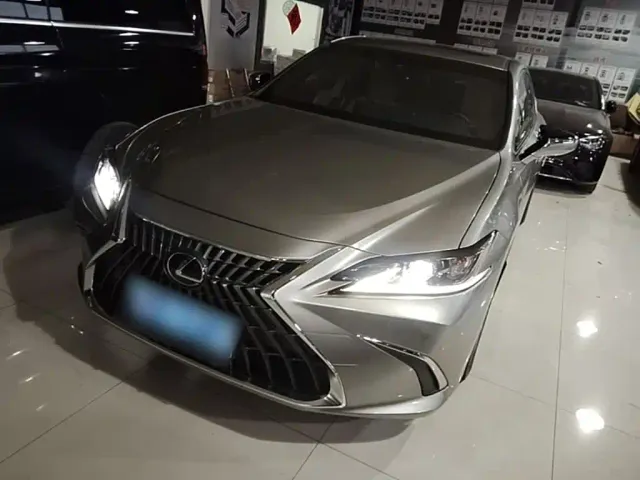 Фотография автомобиля — Lexus ES