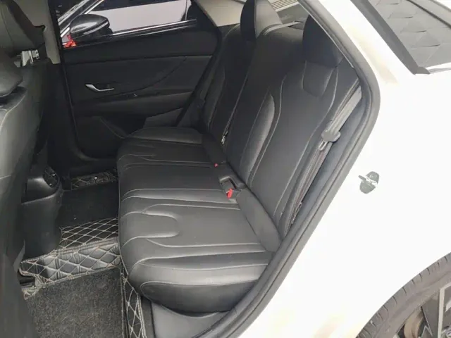 Hyundai Elantra — Фото автомобиля 16