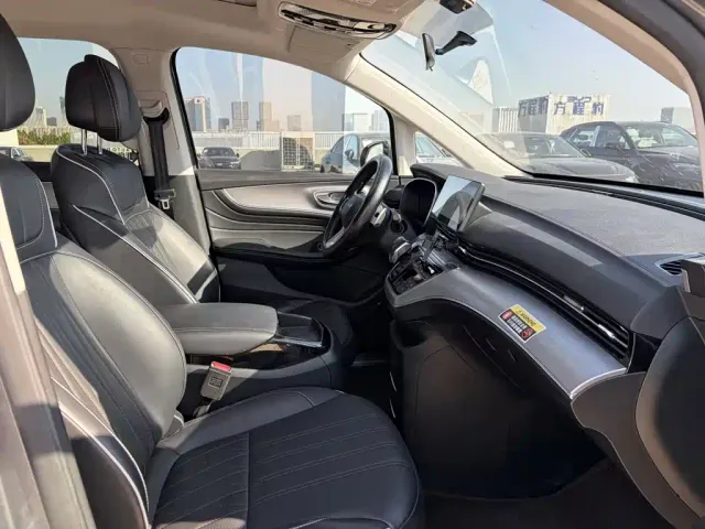 Roewe iMAX8 — Фото автомобиля 15