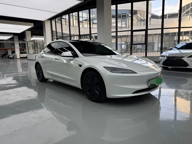 Tesla Model 3 — Фото автомобиля 3
