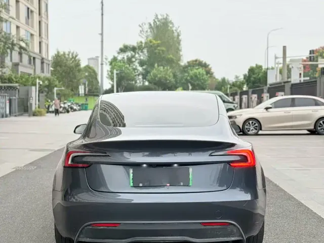 Tesla Model 3 — Фото автомобиля 5