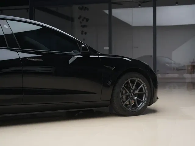 Tesla Model 3 — Фото автомобиля 9