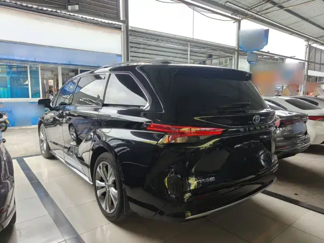 Toyota Sienna — Фото автомобиля 4