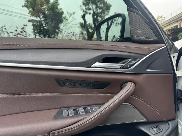 BMW 5 Series — Фото автомобиля 13