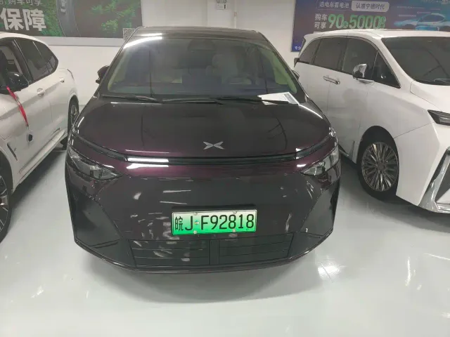Xpeng X9 — Фото автомобиля 2