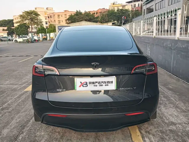 Tesla Model Y — Фото автомобиля 5