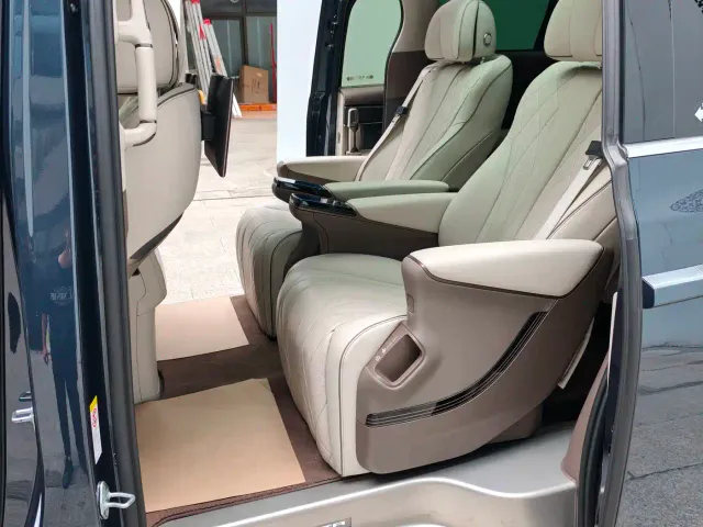 Denza D9 — Фото автомобиля 10