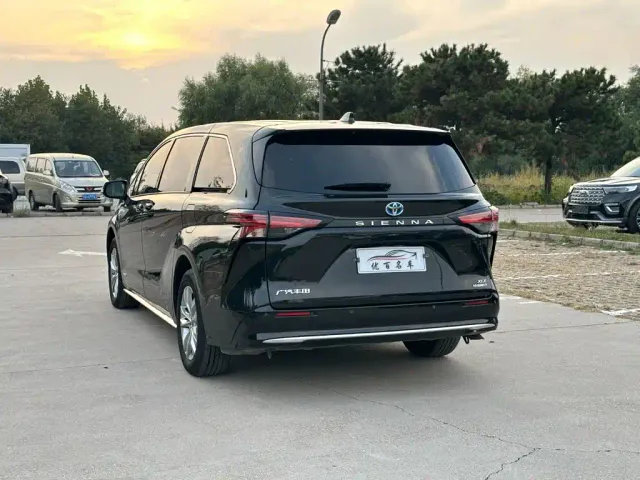 Toyota Sienna — Фото автомобиля 4