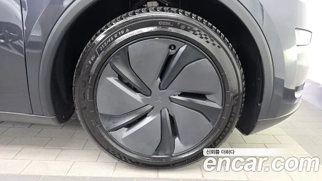 Tesla Model Y — Фото автомобиля 6