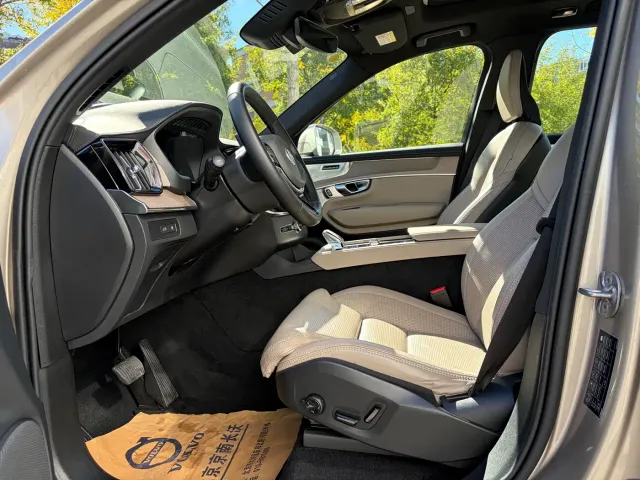 Volvo XC90 — Фото автомобиля 8