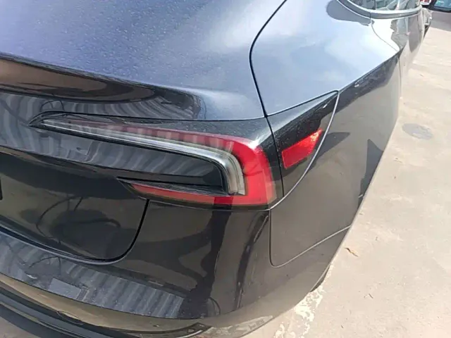 Tesla Model 3 — Фото автомобиля 7
