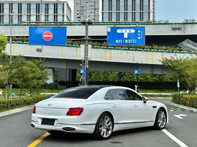 Bentley Flying Spur — Фото автомобиля 7