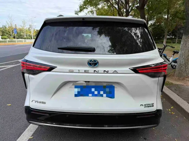 Toyota Sienna — Фото автомобиля 3