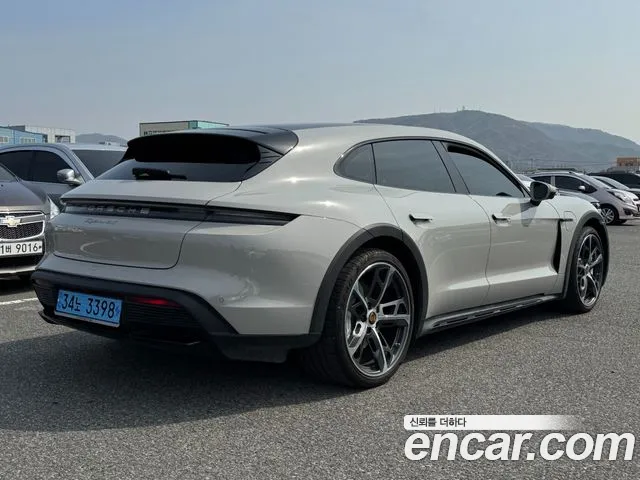 Porsche Taycan — Фото автомобиля 2
