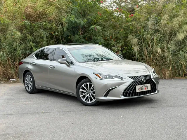 Lexus ES — Фото автомобиля 3