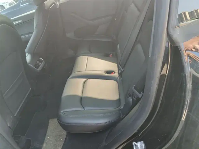 Tesla Model Y — Фото автомобиля 16