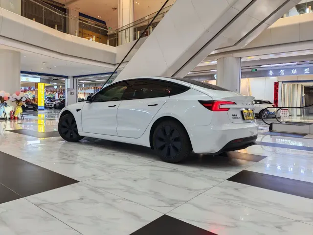 Tesla Model 3 — Фото автомобиля 9