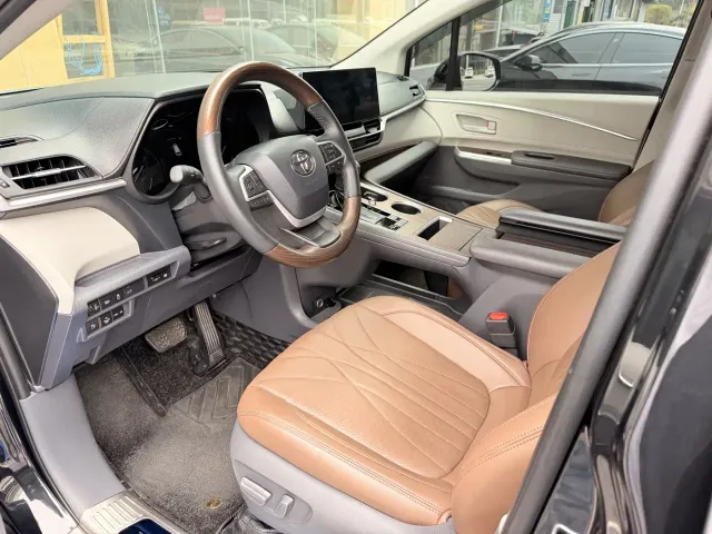 Toyota Sienna — Фото автомобиля 2