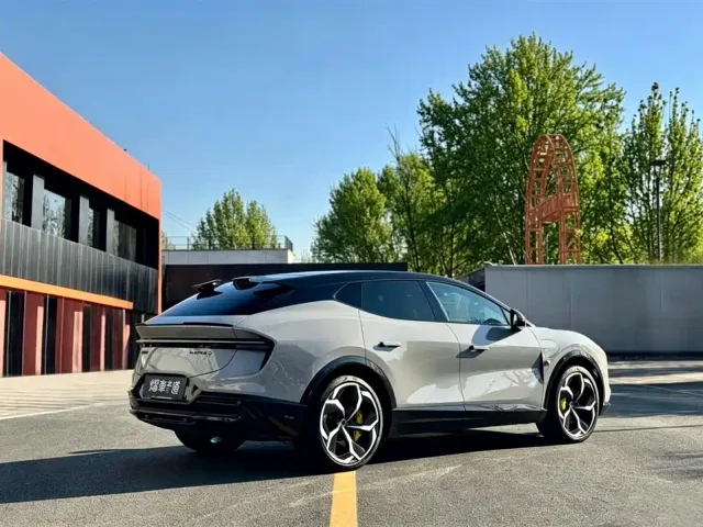 Lotus Eletre — Фото автомобиля 3