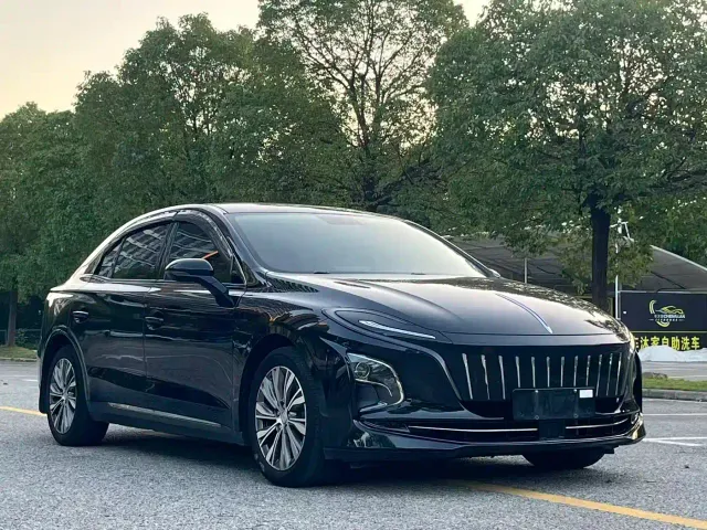 Hongqi E-QM5 — Фото автомобиля 3