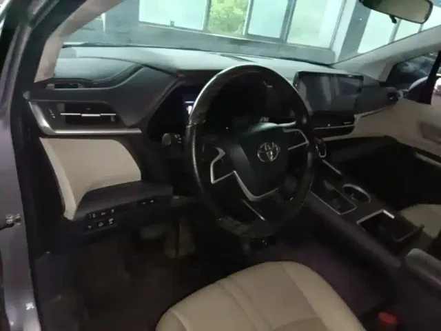 Toyota Sienna — Фото автомобиля 9