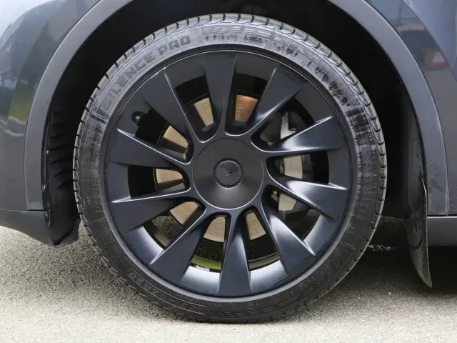 Tesla Model Y — Фото автомобиля 17