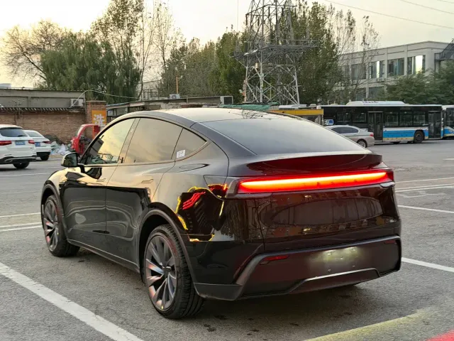 Tesla Model Y — Фото автомобиля 8