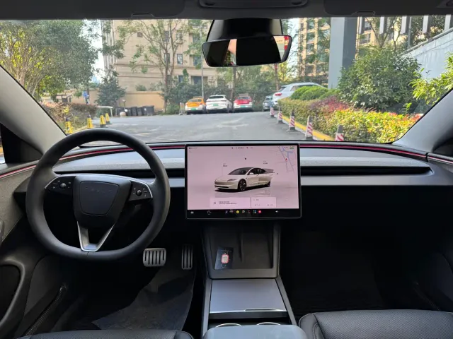 Tesla Model 3 — Фото автомобиля 14