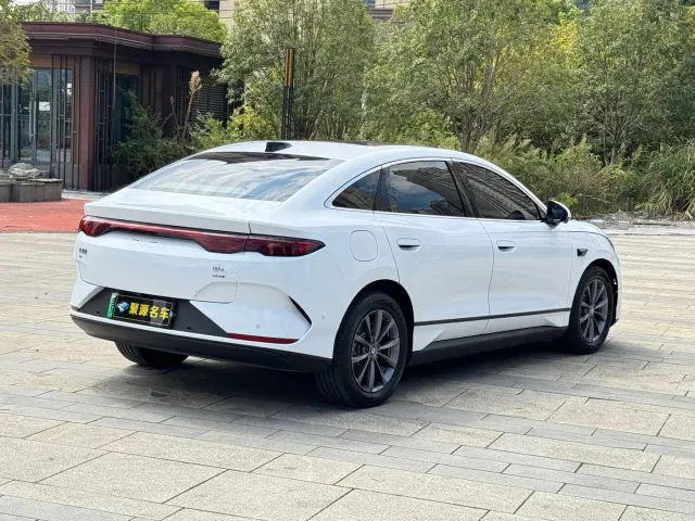 BYD Qin L — Фото автомобиля 9