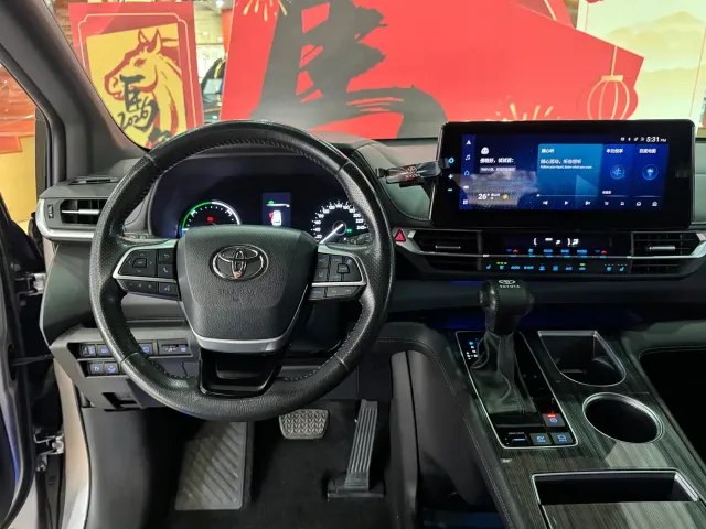 Toyota Sienna — Фото автомобиля 12
