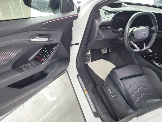 Audi Q6L e-tron — Фото автомобиля 15