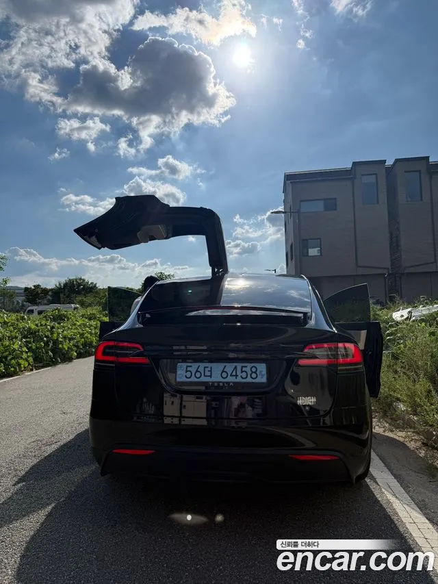 Tesla Model X — Фото автомобиля 10