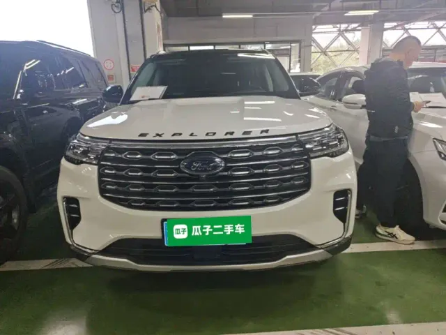 Ford Explorer — Фото автомобиля 2