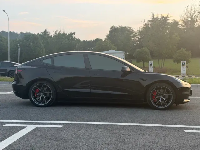 Tesla Model 3 — Фото автомобиля 8