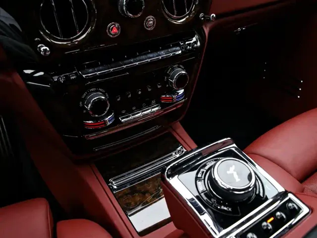 Rolls-Royce Phantom — Фото автомобиля 9