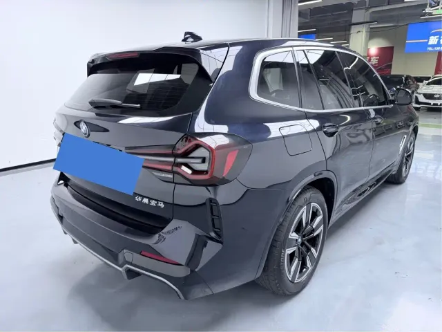 BMW iX3 — Фото автомобиля 11