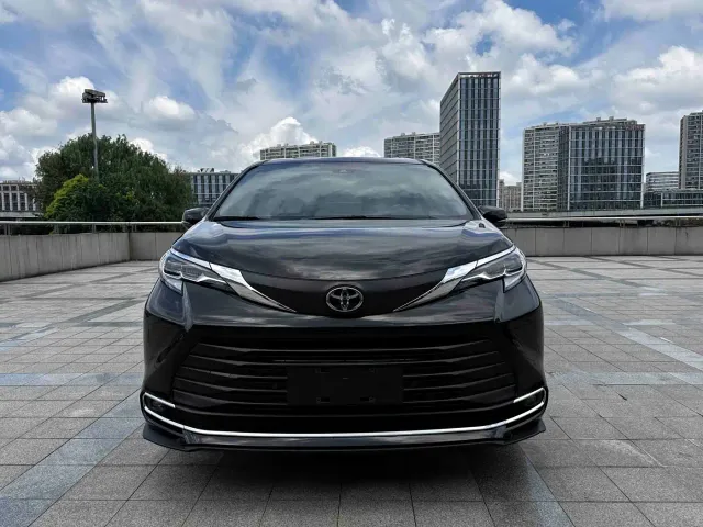 Toyota Sienna — Фото автомобиля 2